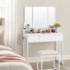 VASAGLE Schminktisch Mit Gepolstertem Hocker, Frisiertisch Mit Dreifachem Spiegel, 3 Schubladen, Haartrocknerhalter, Kosmetiktisch, Moderner Stil, Weiß RVT004W14