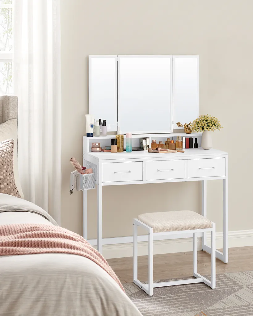 VASAGLE Schminktisch Mit Gepolstertem Hocker, Frisiertisch Mit Dreifachem Spiegel, 3 Schubladen, Haartrocknerhalter, Kosmetiktisch, Moderner Stil, Weiß RVT004W14